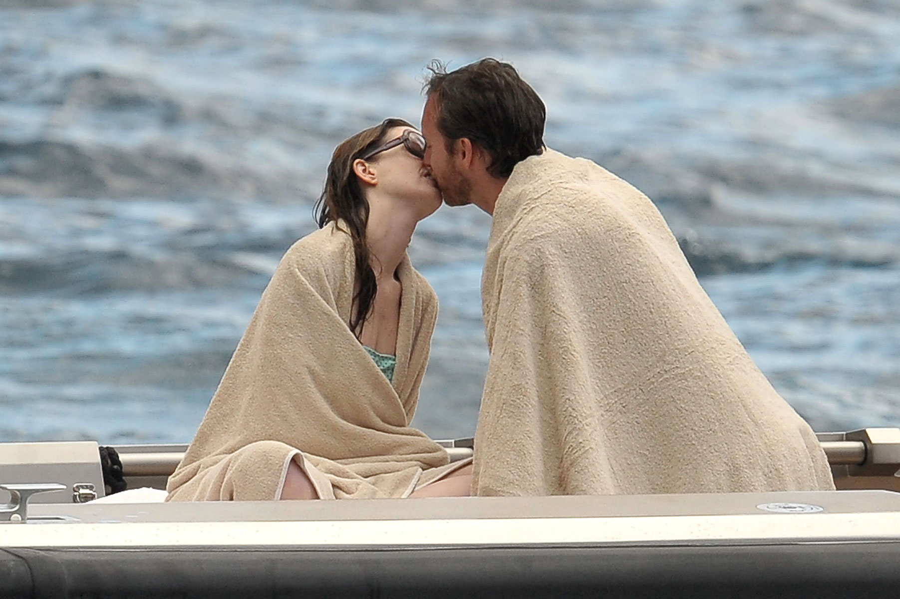 アン ハサウェイの水着姿 キスシーン イタリアで休暇中 Acting アン ハサウェイの水着姿 キスシーン イタリアで休暇中 Acting