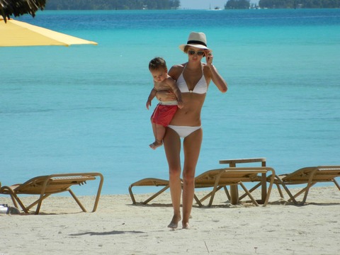 Miranda Kerr bikini on the beach in Bora Bora (2)