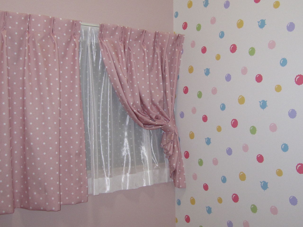 お部屋色々 色のカーテン 赤 ピンク インテリア館セレス のブログ