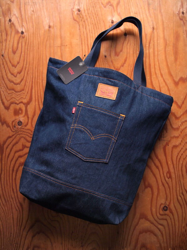 Levi's / リーバイス】The Levi's Back Pocket Tote. 春の行楽にも便利