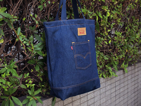 Levi's / リーバイス】The Levi's Back Pocket Tote. 春の行楽にも便利