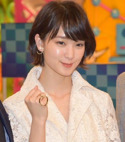 前澤友作と破局から2年》女優・剛力彩芽(30)“10キロ体重増”の貫禄姿「肩に羽織ったジャケットをなびかせて…」』 : テレビで気になる