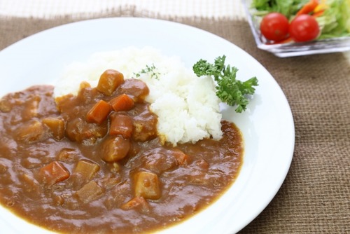 カレーライスに生卵かける奴って何を考えてんだ？ 	