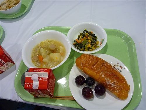 800px-給食_試食会_府中_(4041361999)_R