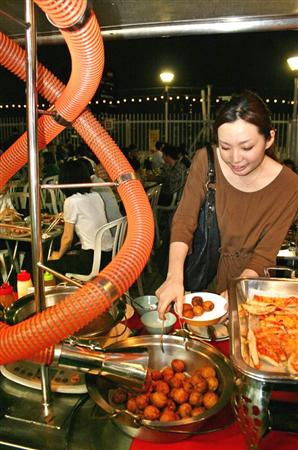 新大阪名物「流したこ焼き」やっ！　落ちてくるんやでぇ！！　トングで好きなだけ取ってええで！！