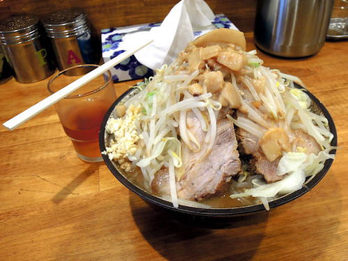 二郎系ラーメン「盛太郎」、神田駅前にオープン！無料トッピングはヤサイニンニクアブラカラメタマネギ