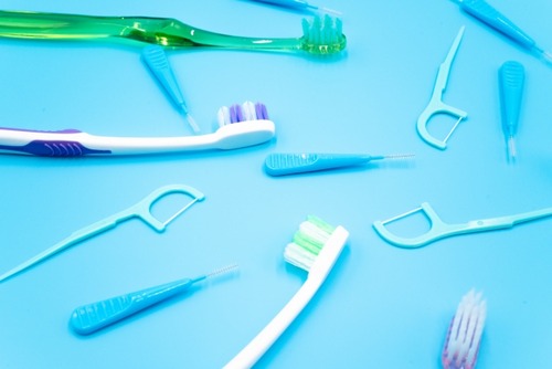 【悲報】最近の男「歯磨きしてぇ♪舌磨きしてぇ♪フロスしてぇ♪リステリンしてぇ♪」