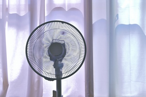 敵「扇風機を当てて寝るとヤバいぞ！」　ワイ「大丈夫やろｗｗｗ」扇風機ﾎﾟﾁｰ