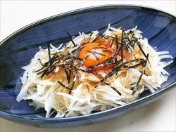 オニオンサラダに卵黄をのせて和えると玉ねぎの辛みがまろやかになって美味しい