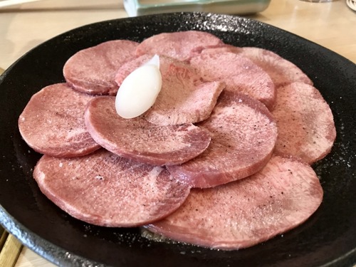 焼肉屋で牛タンばっか食ってるやつ