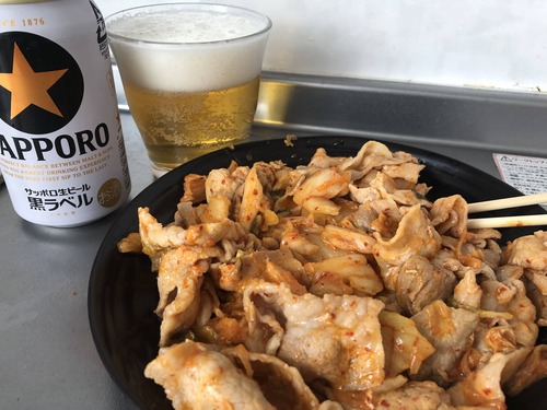 朝から豚バラキムチ炒めつまみにビール飲んでるゴミ屑