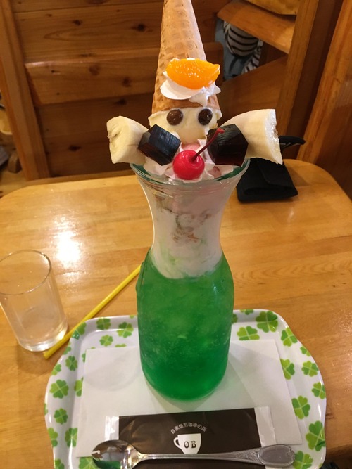 パフェ頼んだらとんでも無いのが来たんだが・・・
