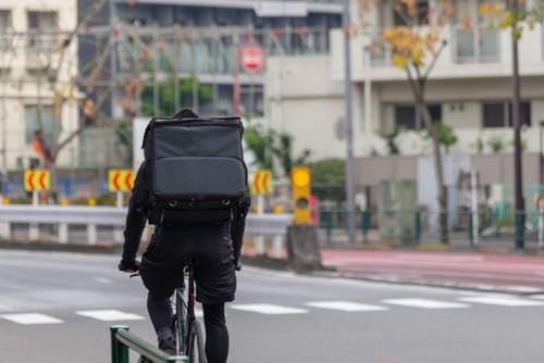 【悲報】女子大生「外国人のウーバーイーツの配達員なら偽札見抜けないやろなｗ」 → 紙幣のカラーコピーで懲役3年へ