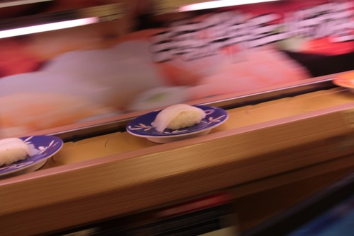 回転寿司のカウンターで一人で食ってる人って、どういう層なん？