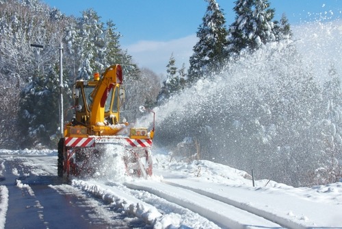 青森の除雪作業員「雪玉やスコップを投げつけられた。監視するようにスマホを向けられ続けた