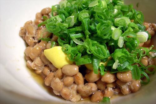 Natto,_with_welsh_onion_and_karashi_by_yoppy_R