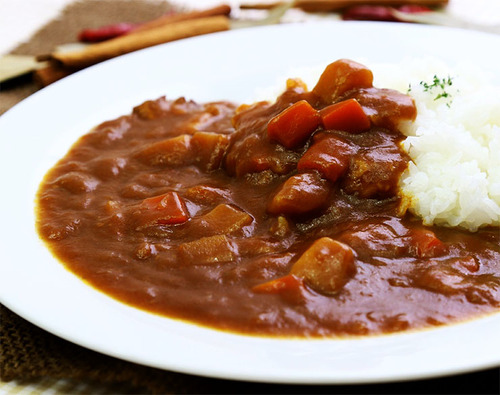 カレーにソースはかけるよな？