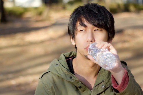 cropC777_pedbottlenomizuwonomu