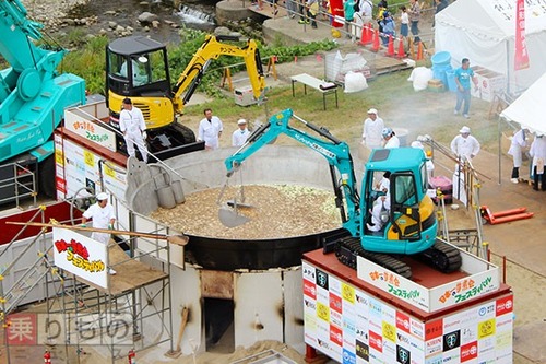 重機で作る芋煮の「日本一の芋煮会フェスティバル」　それが問題ない理由は「重機は新品を購入し徹底的に洗浄」「潤滑剤にはバターや食用油を使用」