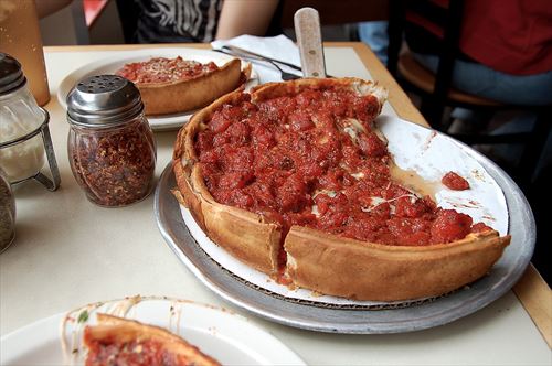 1199px-Chicago-style_pizza_R