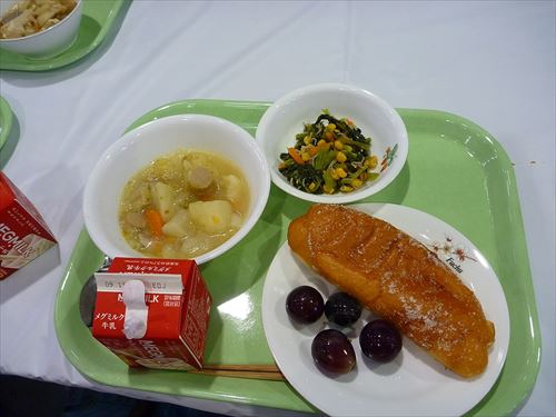 1200px-給食_試食会_府中_(4041361999)_R
