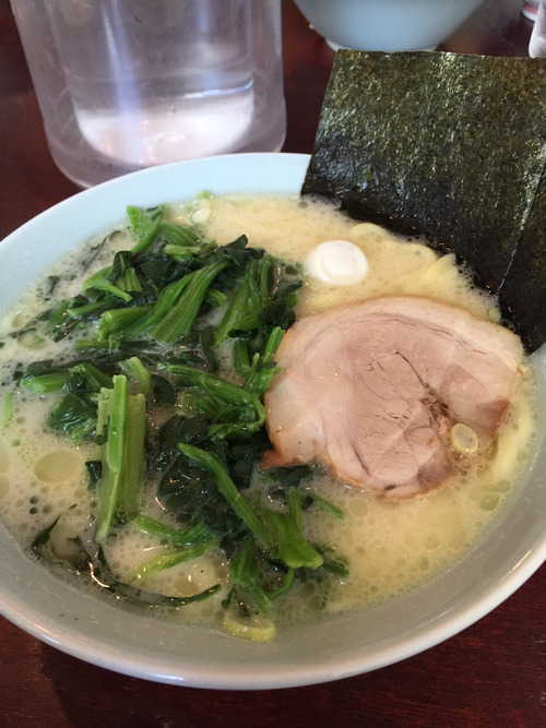 家系ラーメンは海苔を増すべきかほうれん草を増すべきか、それが問題だ