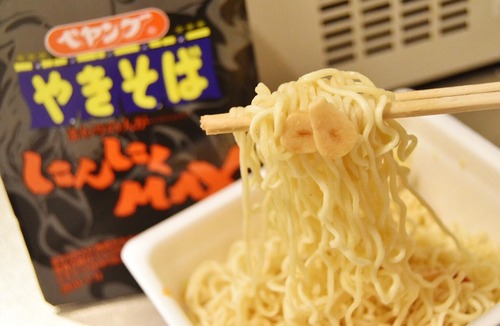 絶対職場で食べちゃダメ！「ペヤングにんにくMAXやきそば」はクサすぎて周りに迷惑をかけるレベル