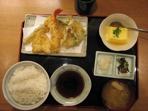 定食屋のおばちゃん「いつもありがと！またおいでね」彡(ﾟ)(ﾟ)（･･･）