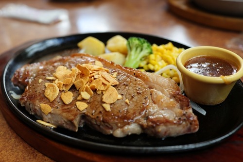 ステーキうますぎて週2で行ってたらもう今月だけで4万円くらいステーキ代かかってて草