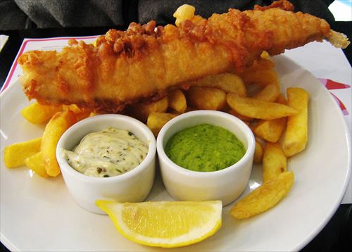 800px-Fish,_chips_and_mushy_peas_R