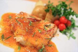 鶏肉とシーチキンを使った「チキンソテー・オレンジソースシーチキン和え」