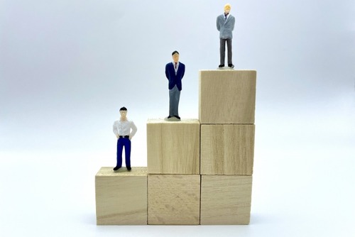 仕事を右から左に流すのと人の機嫌を取るのが上手い奴ばかり管理職に昇進していくよな