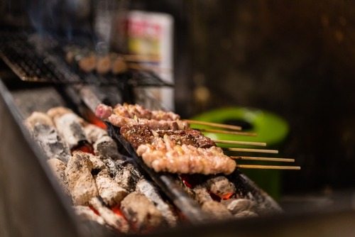 銀行から5千万借り入れて一串198円均一の焼き鳥屋を経営しようと思うんやがみんな来てくれる？