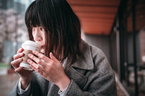 陰の者「スタバが怖い。コーヒーの知識がなくて後ろに並ぶ客に迷惑かけるから注文できない」←これ