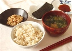 ご飯と味噌汁の位置入れ替えたら注意された