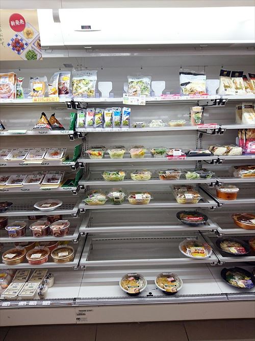 コンビニで賞味期限の遅い商品から取るのって普通だよな 	