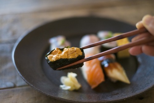 【寿司マナー】握りすしは手で食べる、それとも箸で食べる？