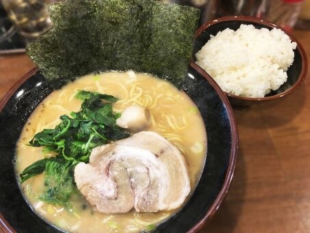 【悲報】家系ラーメンでいらない具、万満場一致で''麺''に決まる