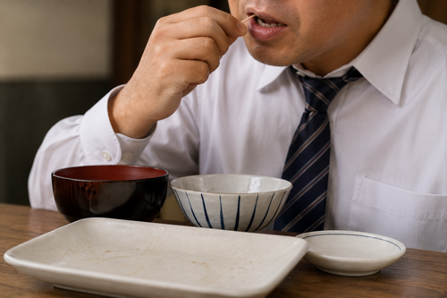 おじさん「食後はつまようじでシーハー」若者「マジでやめて」