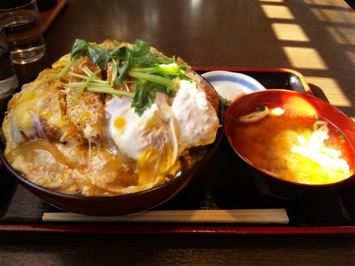 このカツ丼を1時間以内に3杯食べれたら20万円なら