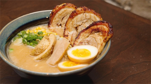 ラーメンのチャーシューをトーチで炙るのなんで流行ってるの？ 	