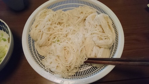 そうめんが1キロ分あるんだけど、これって腹一杯にするにはどのくらい茹でたらいいんだ？ 	