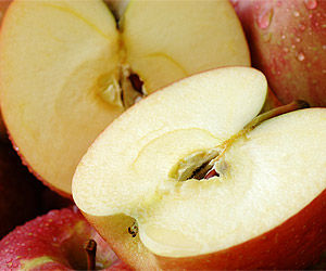 皮をむいても茶色く変色しない遺伝子組み換えリンゴに賛否 /アメリカ