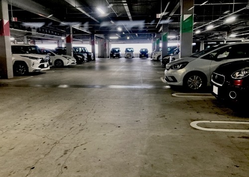 ワイ、ショッピングモールの駐車場で車を無くす