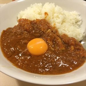 関西ってカレーに生卵入れて食うの？