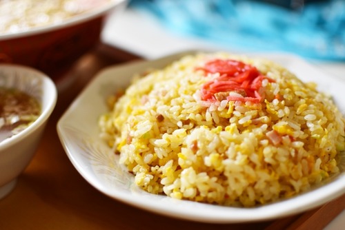 チャーハンに入れる具材 ご飯、卵、チャーシュー、ナルト、長ネギ、ニラ 他に何入れたら良いの？ 	