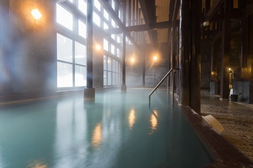 今月一泊二日で彼女と旅行行くんだが飛行機で行けるおすすめの温泉地とか食べ歩きとかできる場所教えて