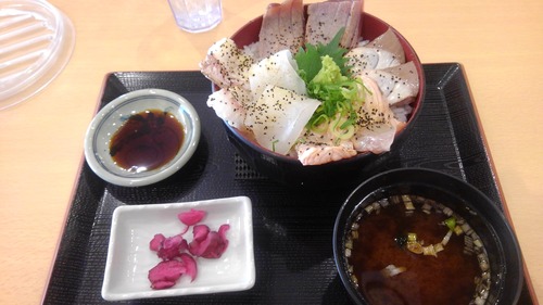 スーパー銭湯風呂上がりワイ「ん？炙り海鮮丼？新メニュー出たんか！たのも」 	