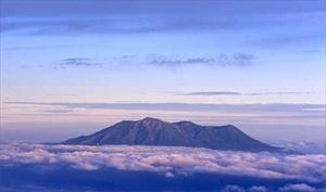 四時間くらいかけて山に登る→山頂でラーメン2袋、鯖の水煮缶、豚バラ、卵三個をぐちゃぐちゃに茹でる→うめえ