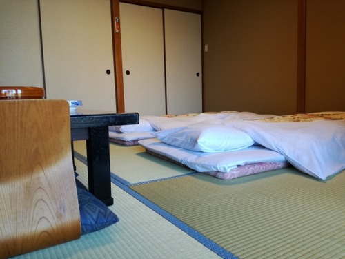 旅館スタッフからの切実なお願い「ふとんは畳まないでください」